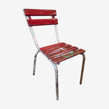 Chaise de jardin vintage rouge et blanche patinée en métal et bois