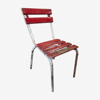 Vintage red and white patinated garden chair in metal and tolix wood