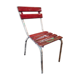 Vintage red and white patinated garden chair in metal and tolix wood