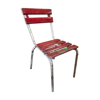 Chaise de jardin vintage rouge et blanche patinée en métal et bois
