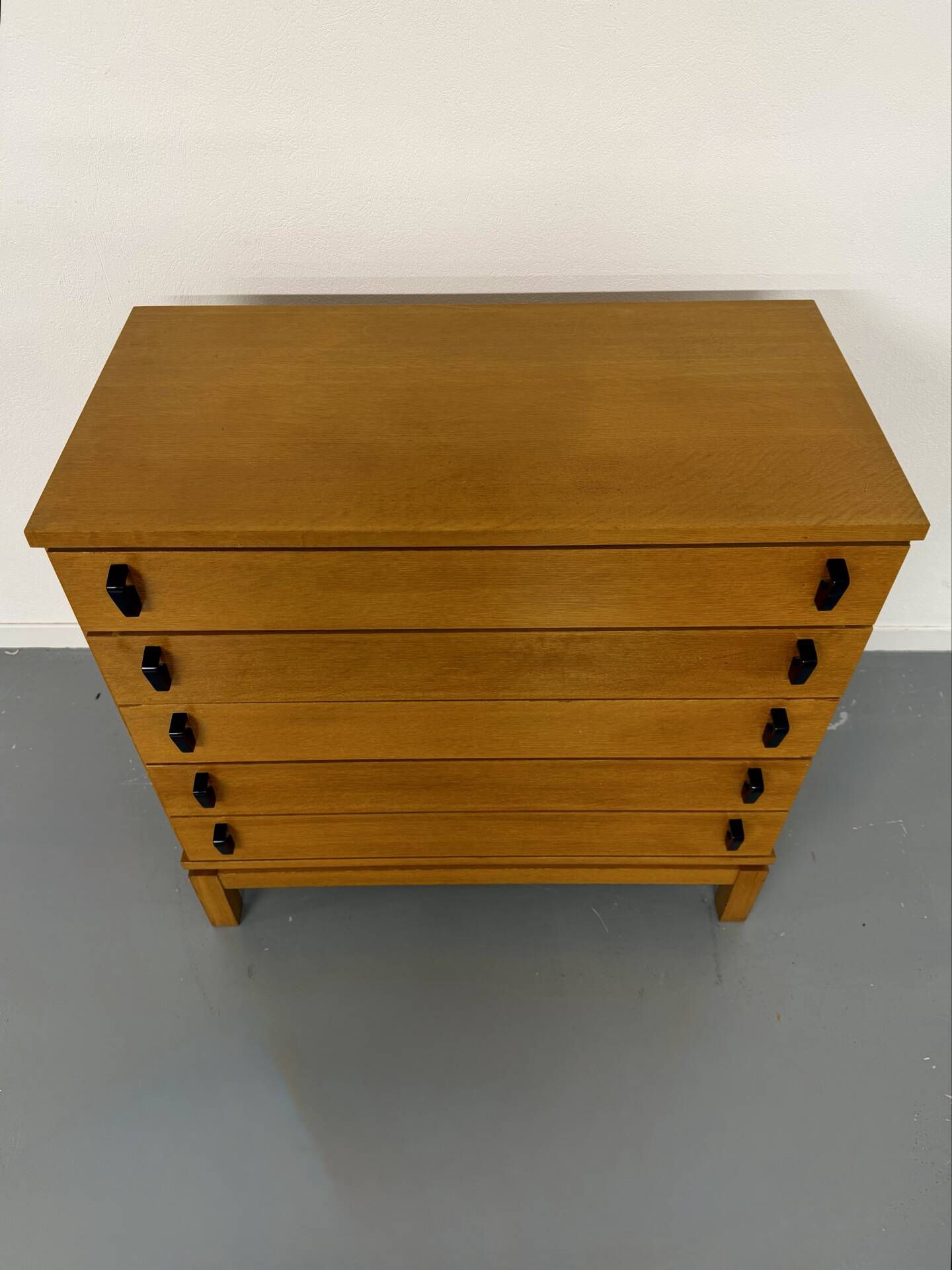 Vintage chest of drawers with 5 drawers in light wood, French design from the 60s/70s.