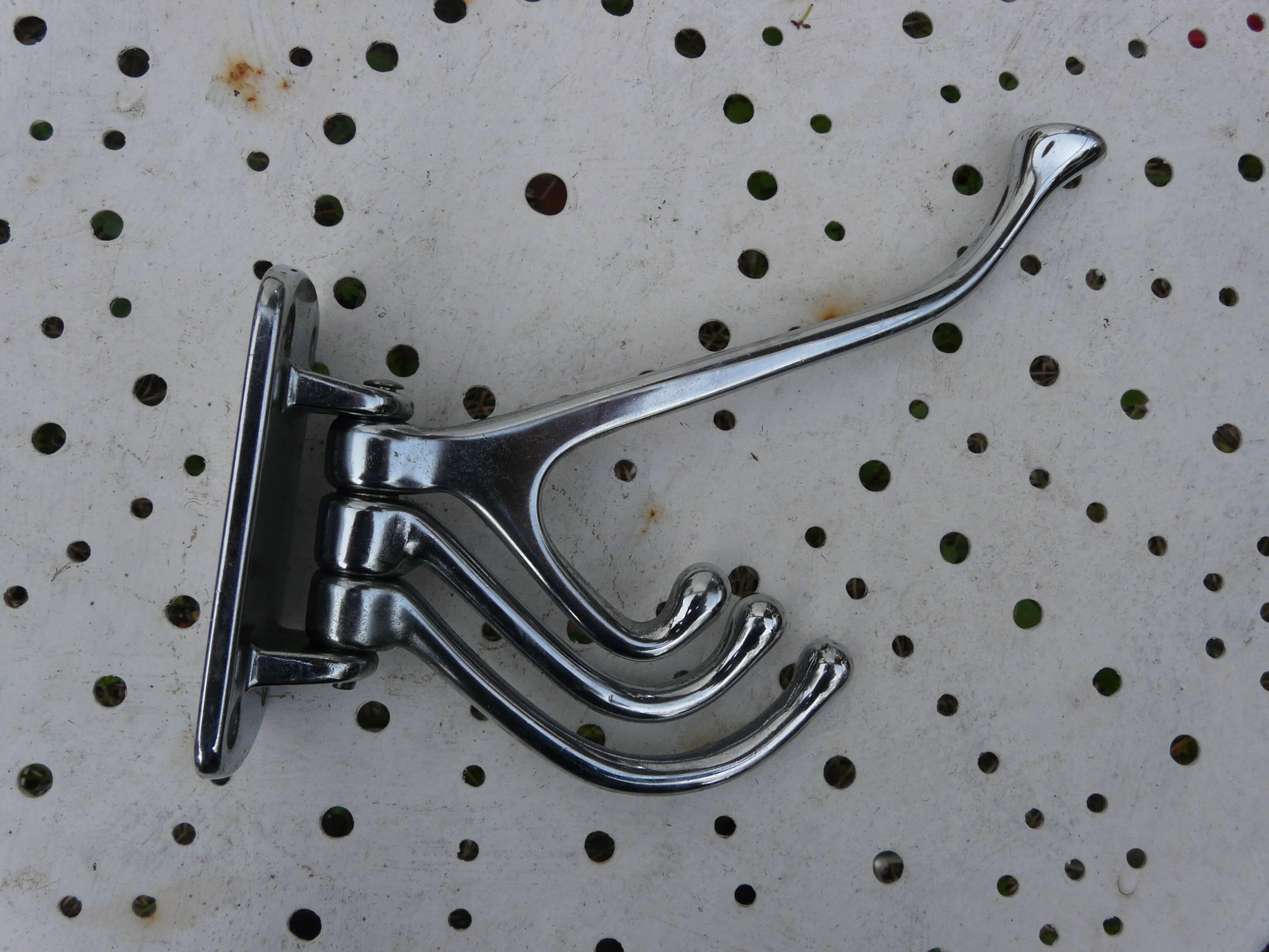 Wall-mounted coat rack in chromed metal with 4 adjustable hooks