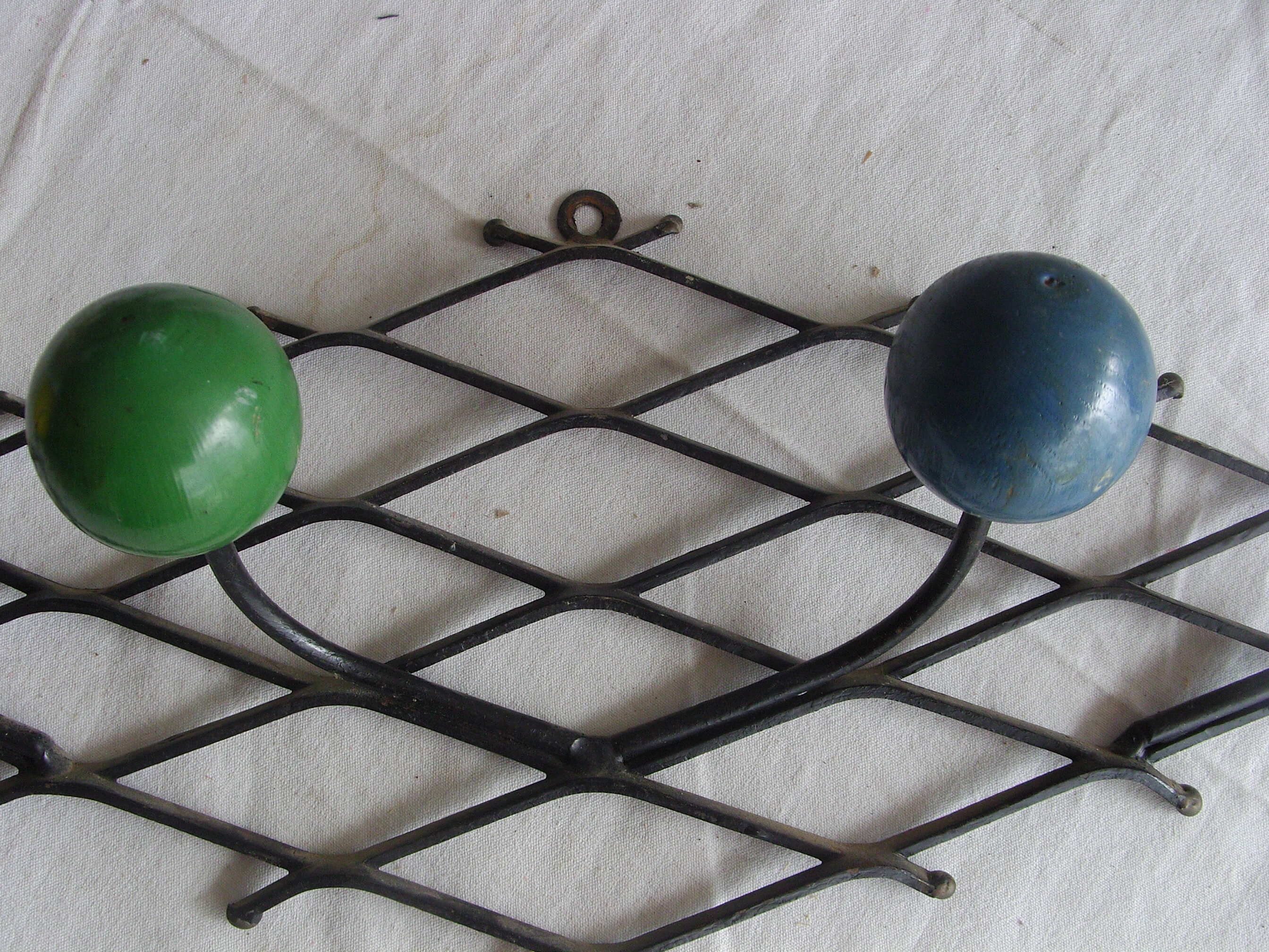 Porte manteaux mural vintage fer forgé et boule en bois de couleur rouge bleu jaune vert