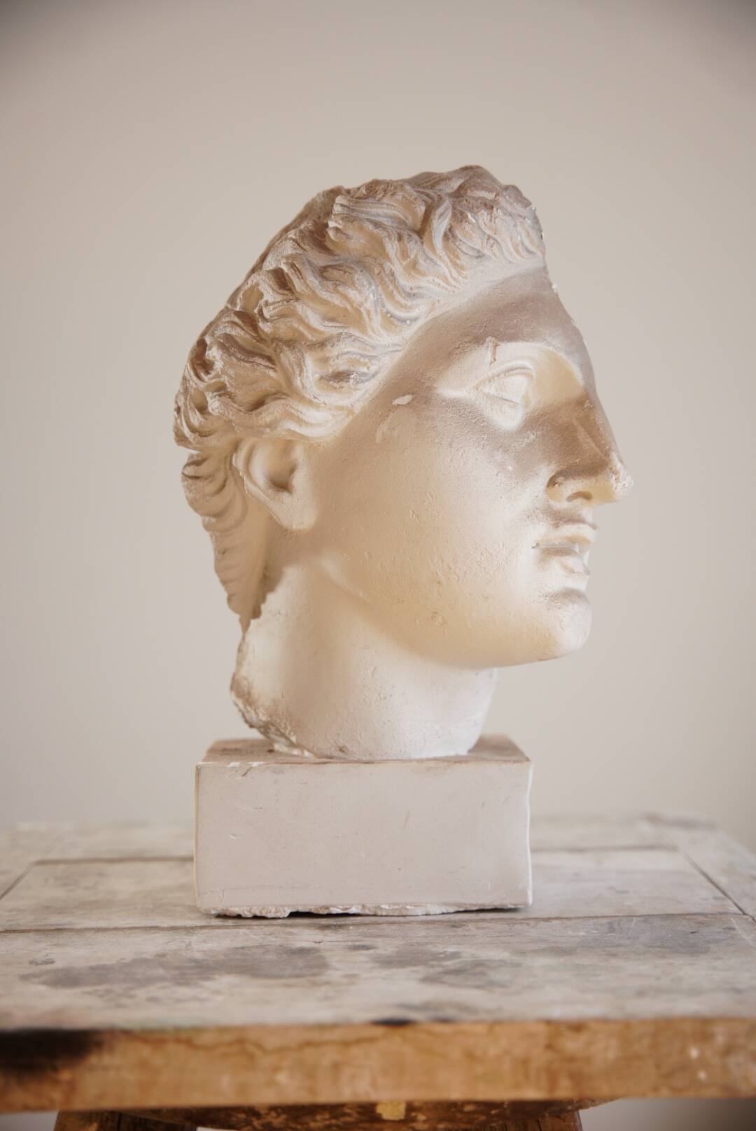 Tête de femme antique en plâtre