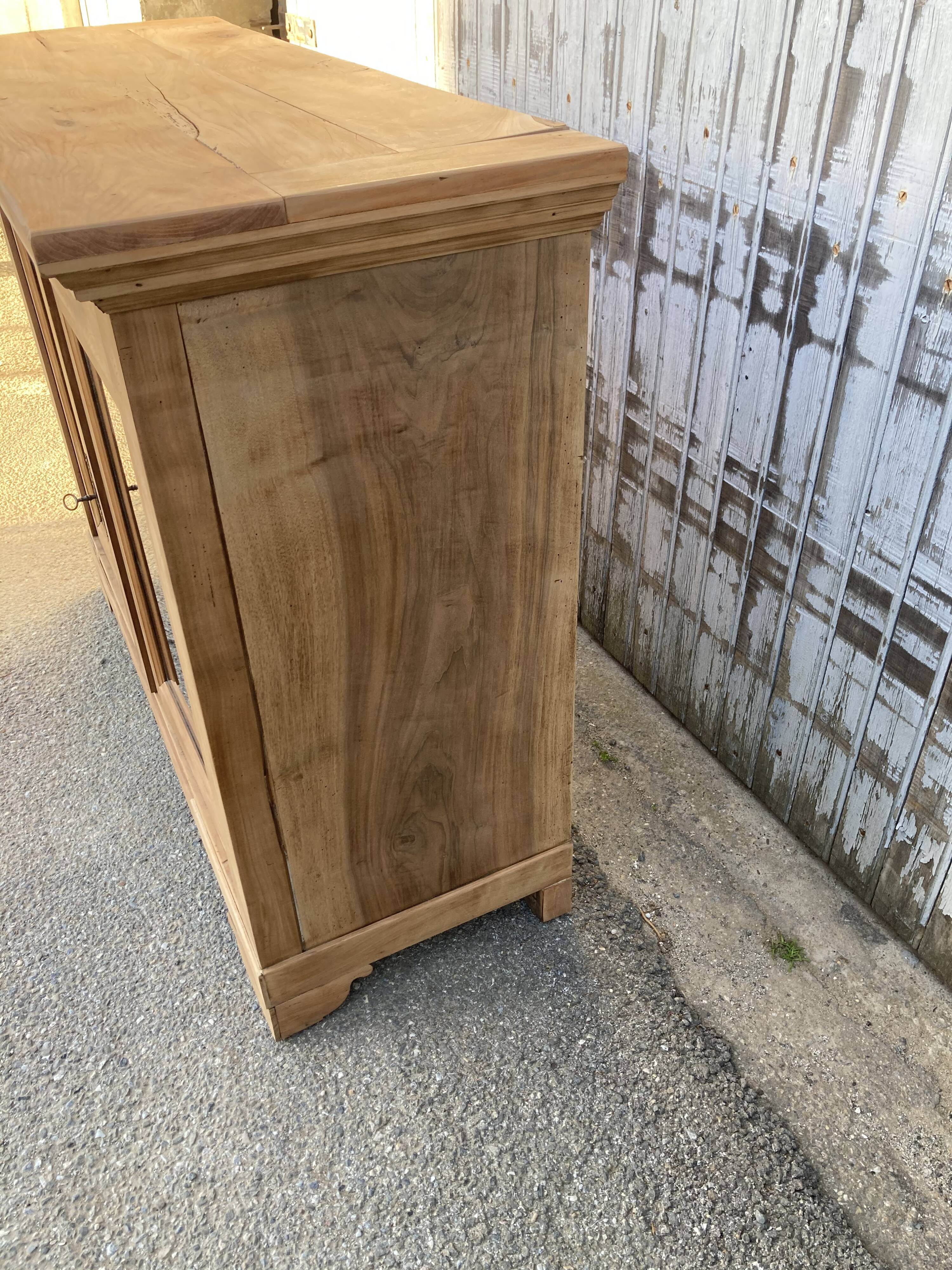 Low 2-door glass furniture