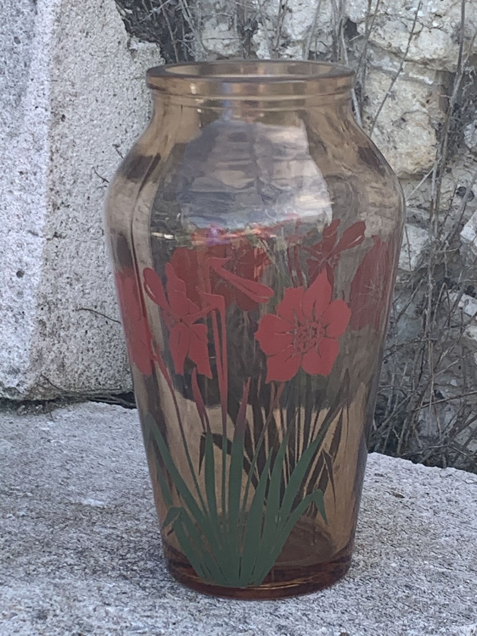 Vase en verre rose à fleurs rouges vintage