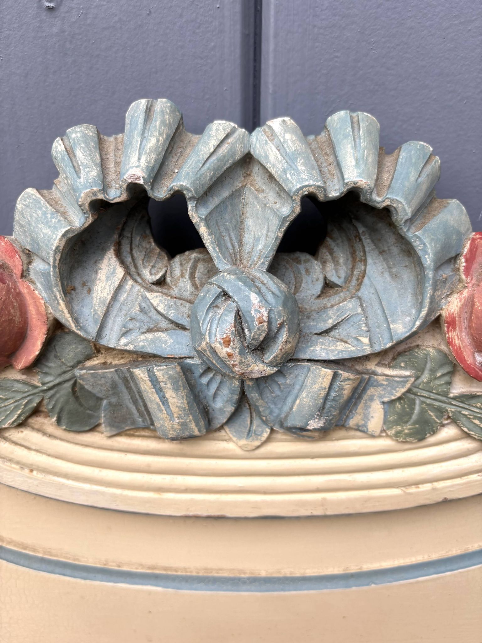 Lit en bois sculpté et peint