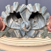 Lit en bois sculpté et peint