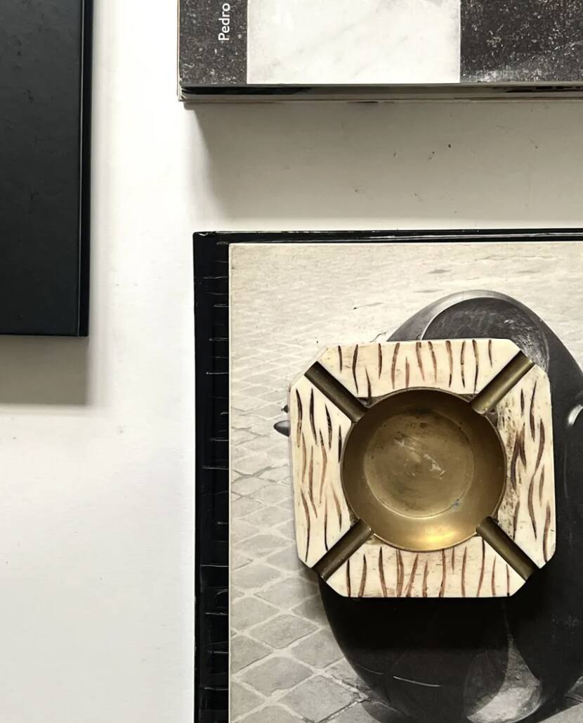 Italian ashtray in ivory zebra resin and brass, 1970s design.