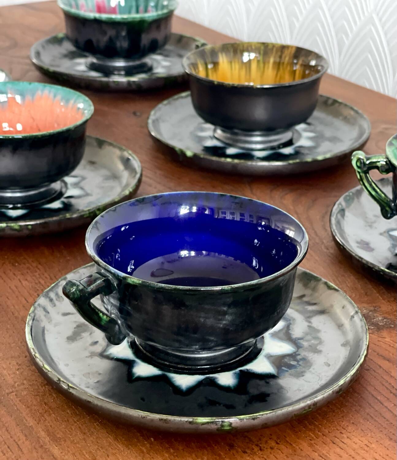 6 tasses en faïence de Quimper.