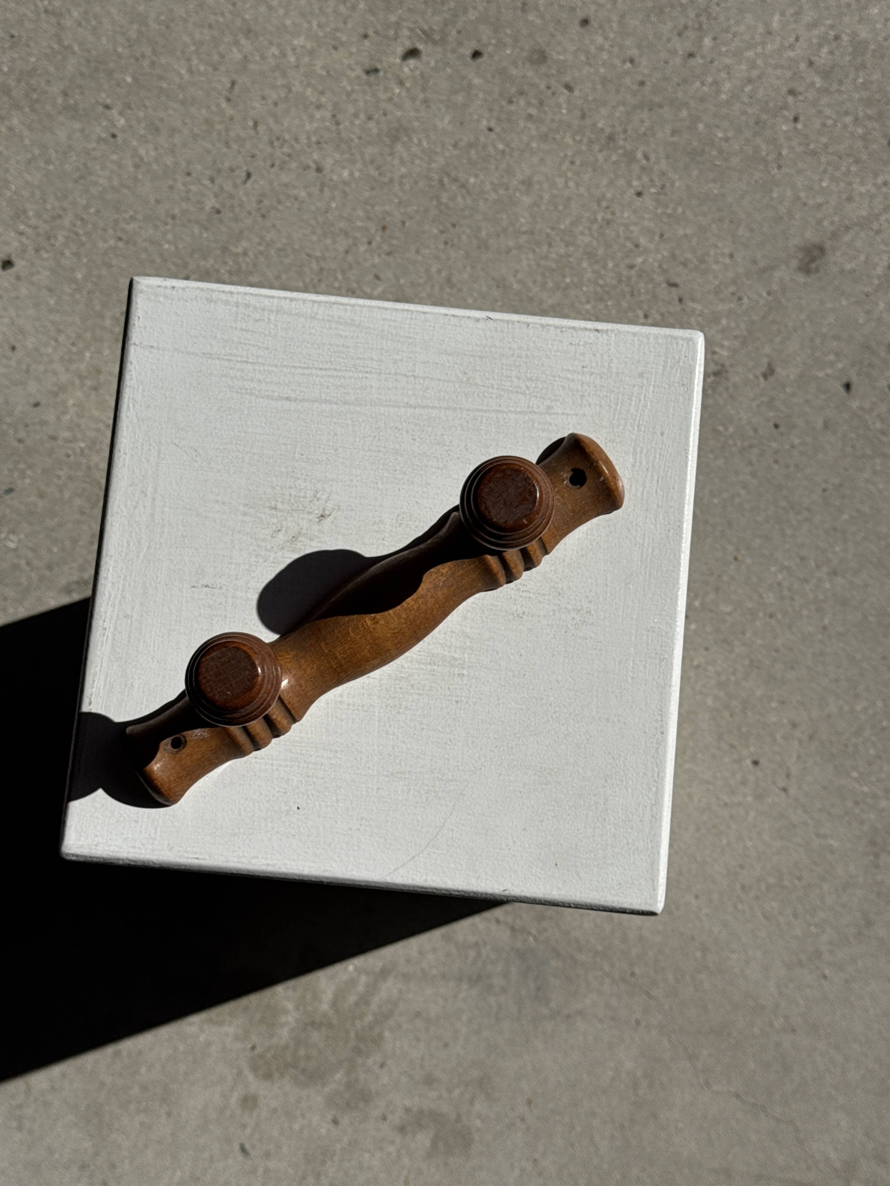 Small coat hook with two round flat button pegs in pine H8.