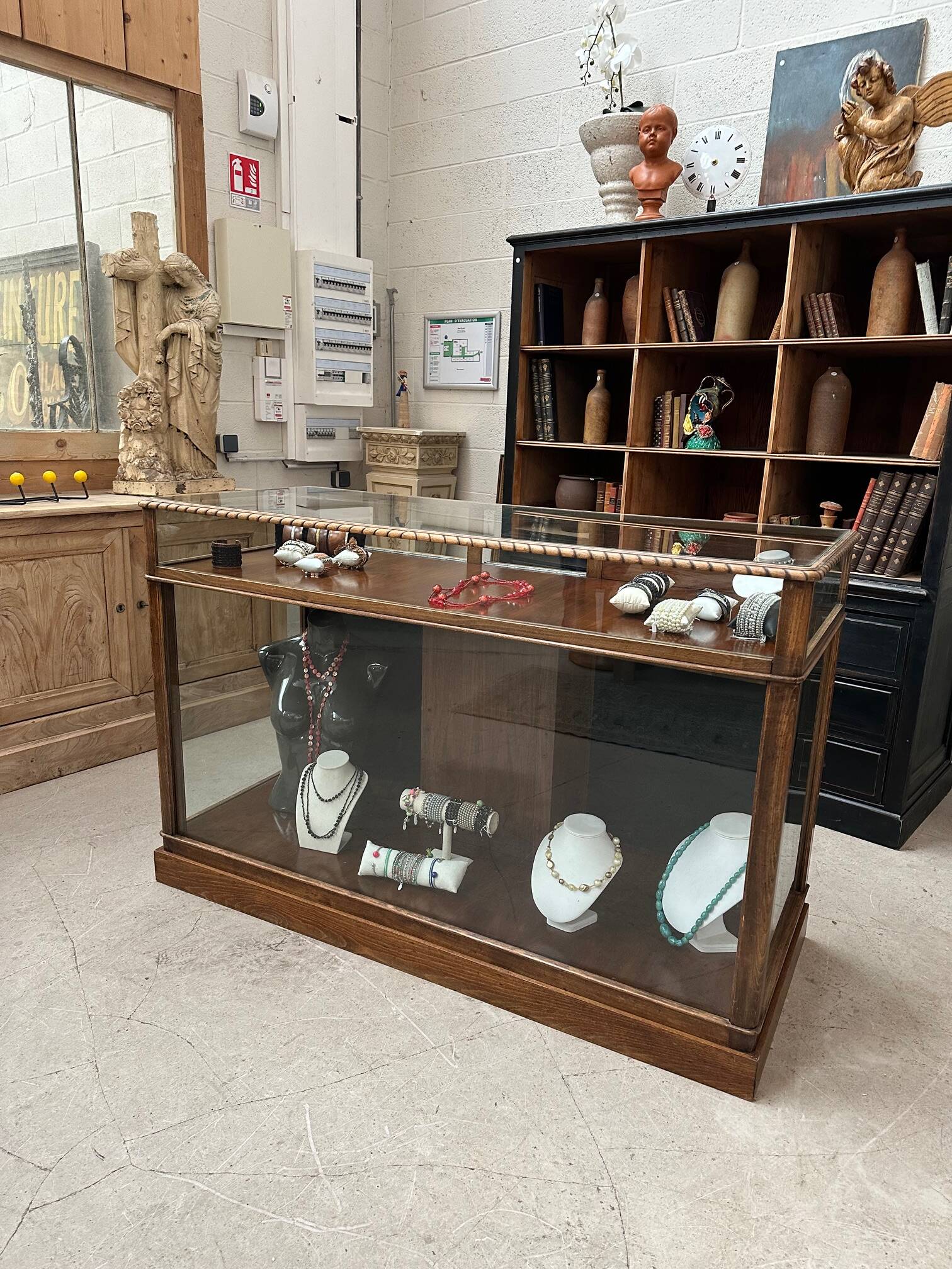 Early 20th century display counter