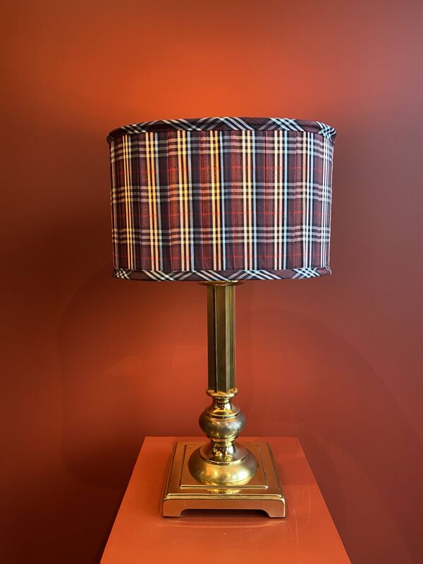Pied de lampe en laiton doré, abat-jour ovale en soie à motifs carreaux couleur bordeaux