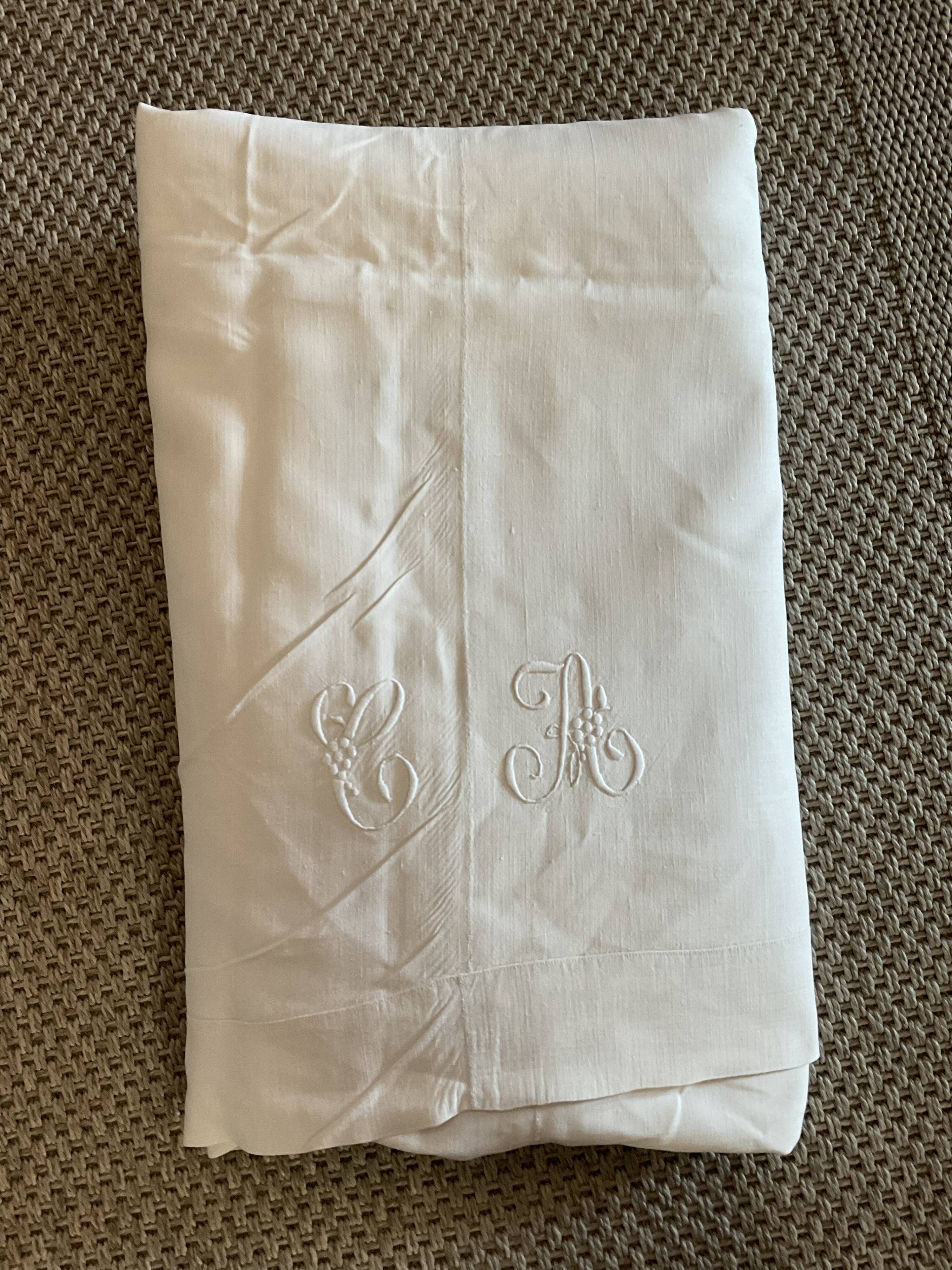 Drap ancien brodé monogramme ca