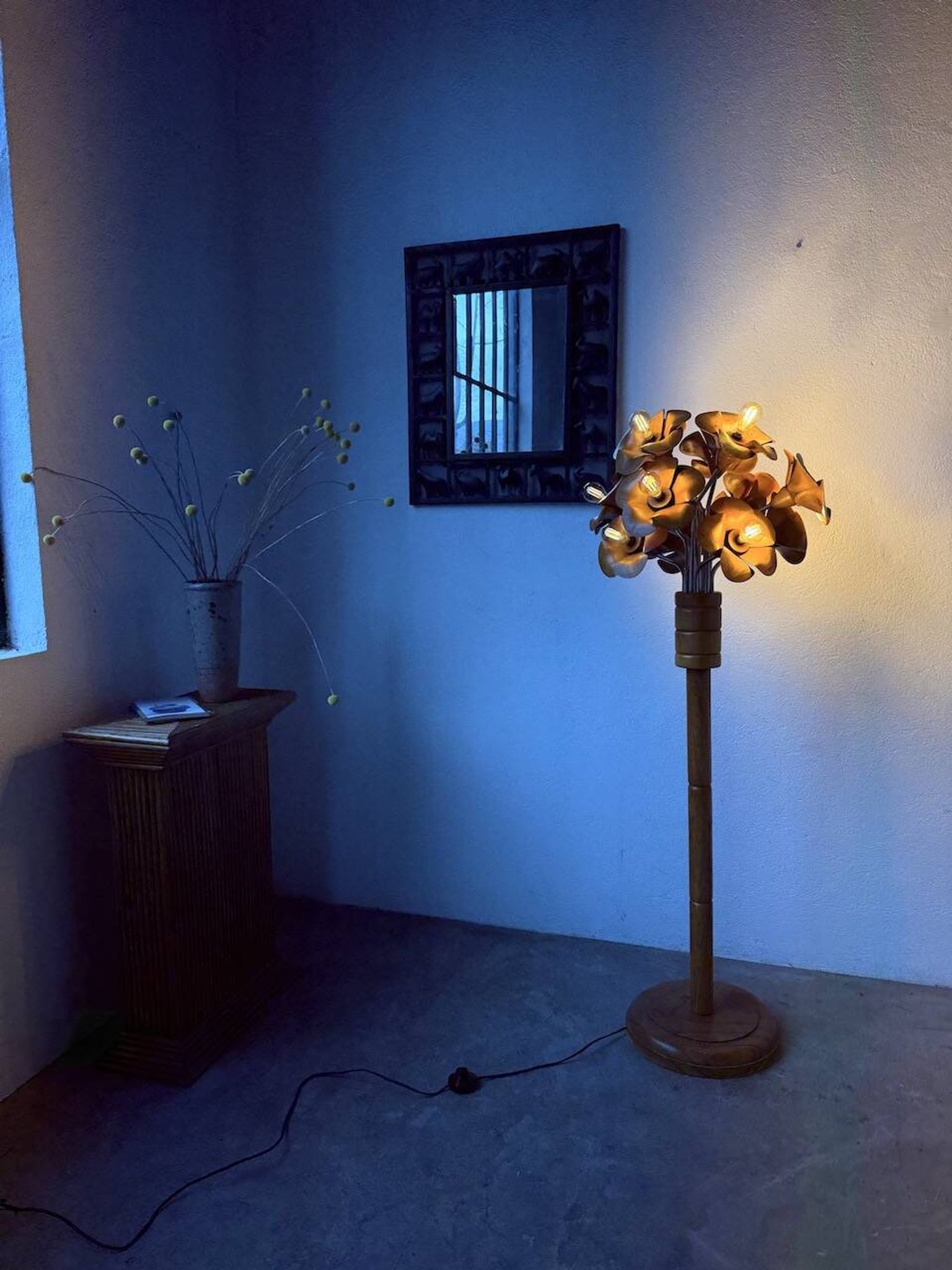 Lampadaire en orme motifs « fleurs », années 70