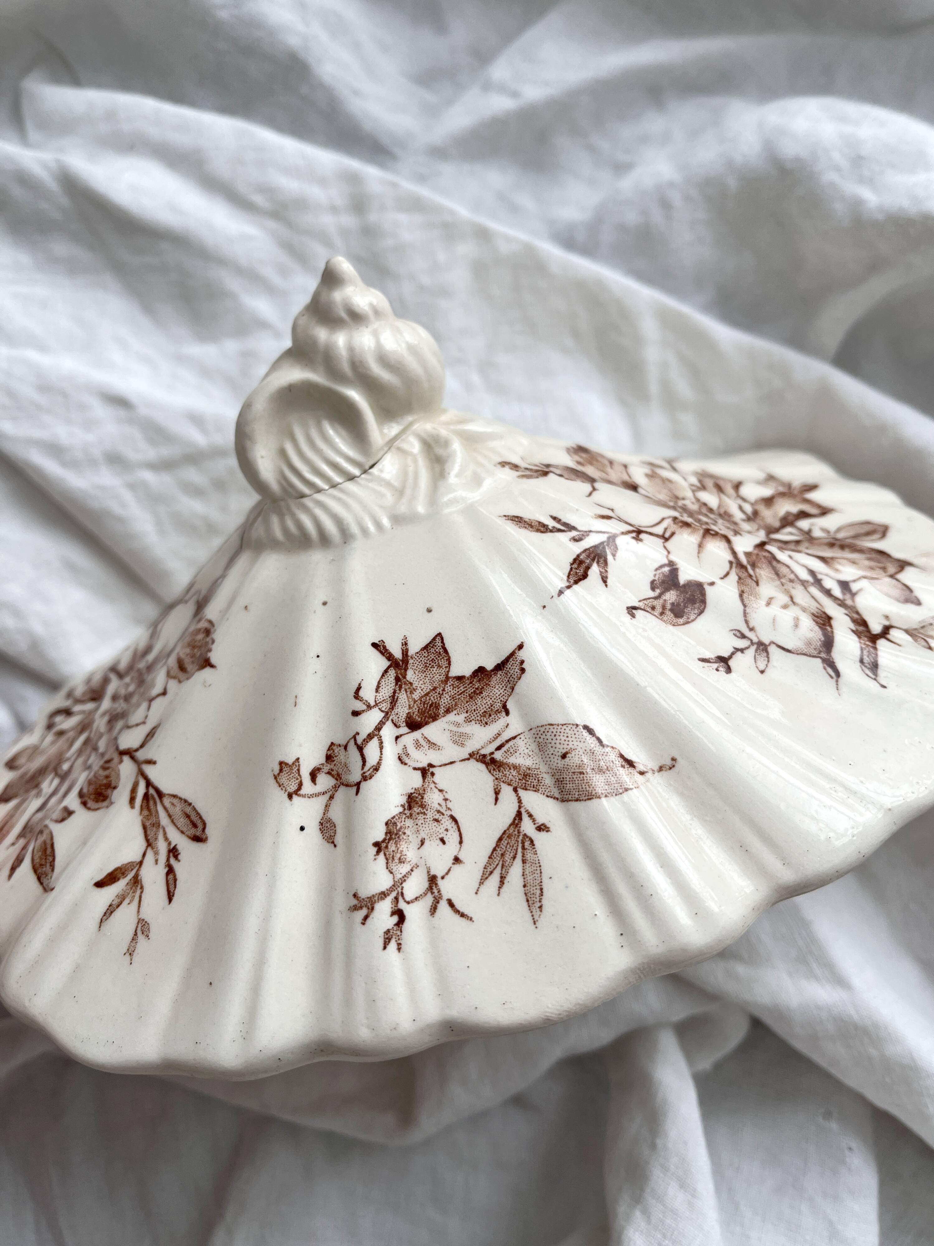 Antique wall fountain in ironstone, "Spring" Gien earthenware, late 19th century