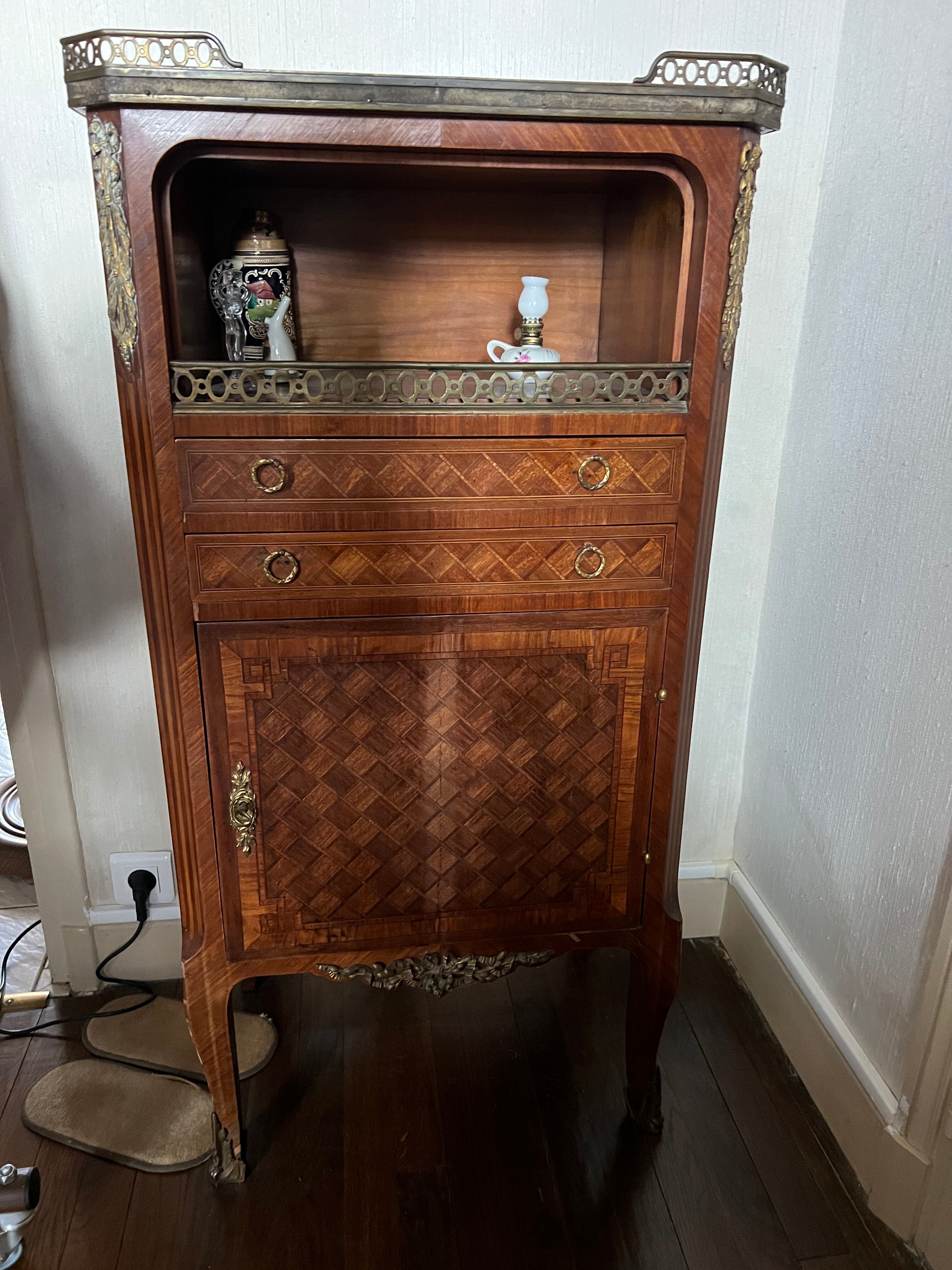 Chest of drawers in marquetry and bronze