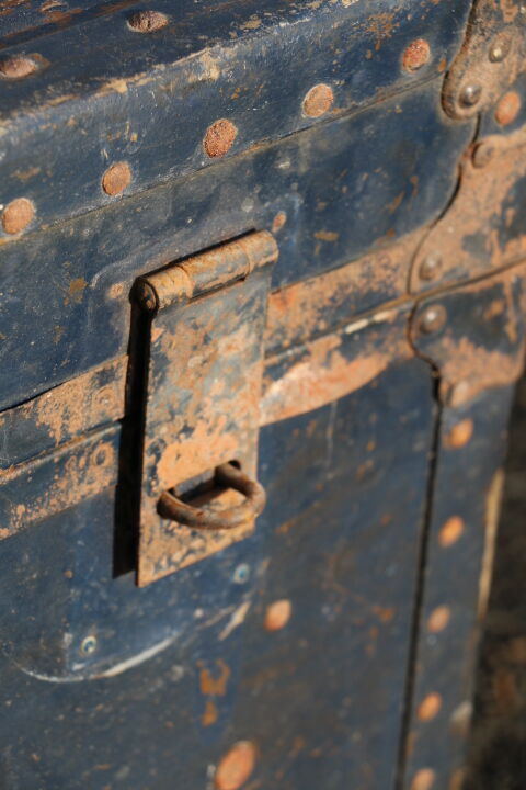 Old large-format trunk 930cm