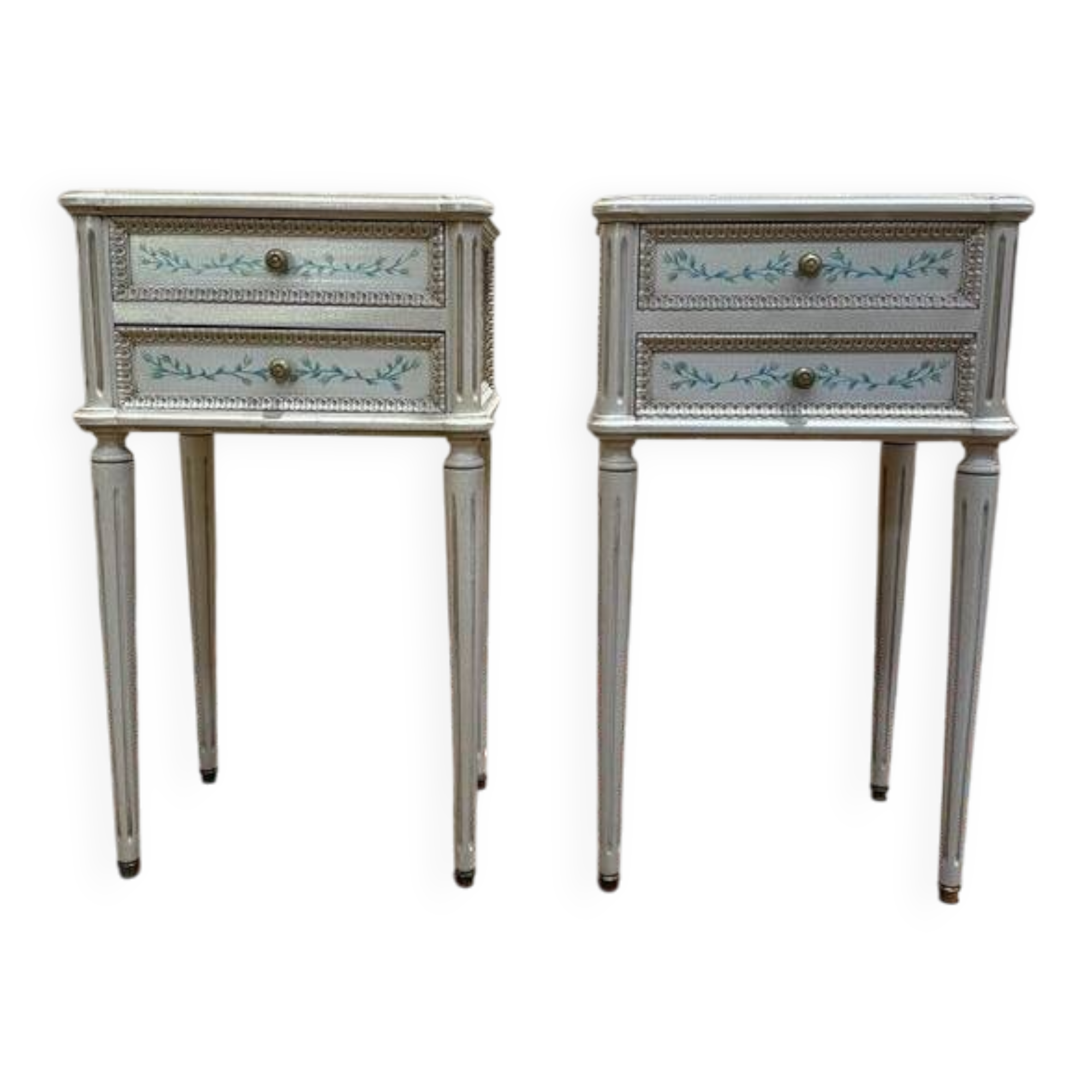 Paire de tables de chevets de style Louis XVI en bois peint