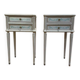 Paire de tables de chevets de style Louis XVI en bois peint