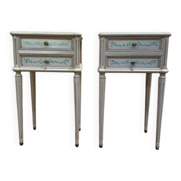 Paire de tables de chevets de style Louis XVI en bois peint