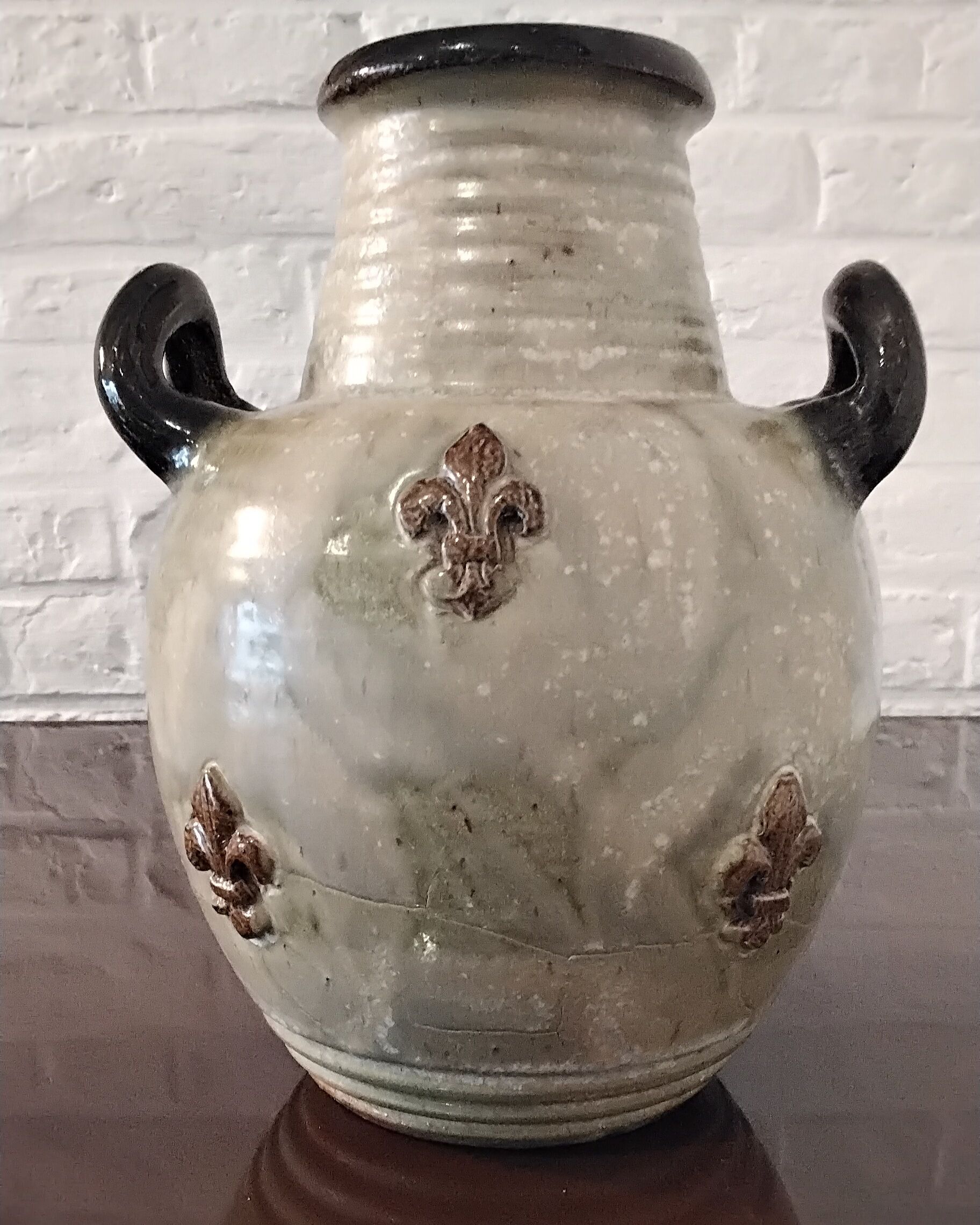 Vase with handles in Guérin sandstone