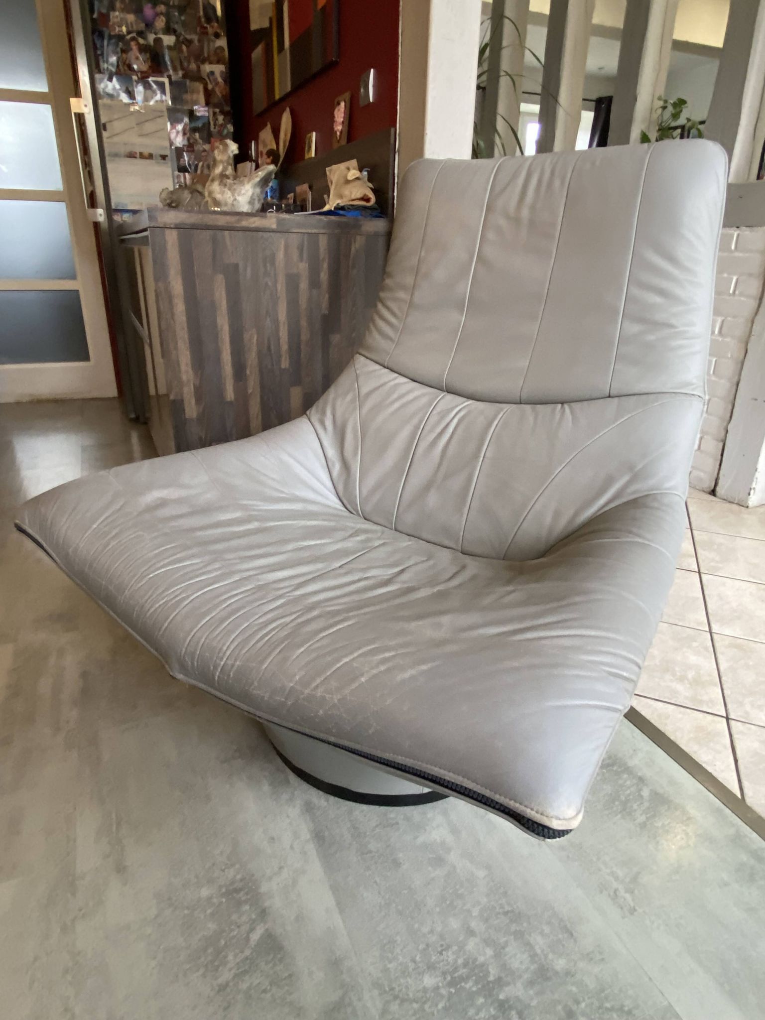 Swivel lounge chair ottoman footrest leather Mantis Gerard Van den Ber