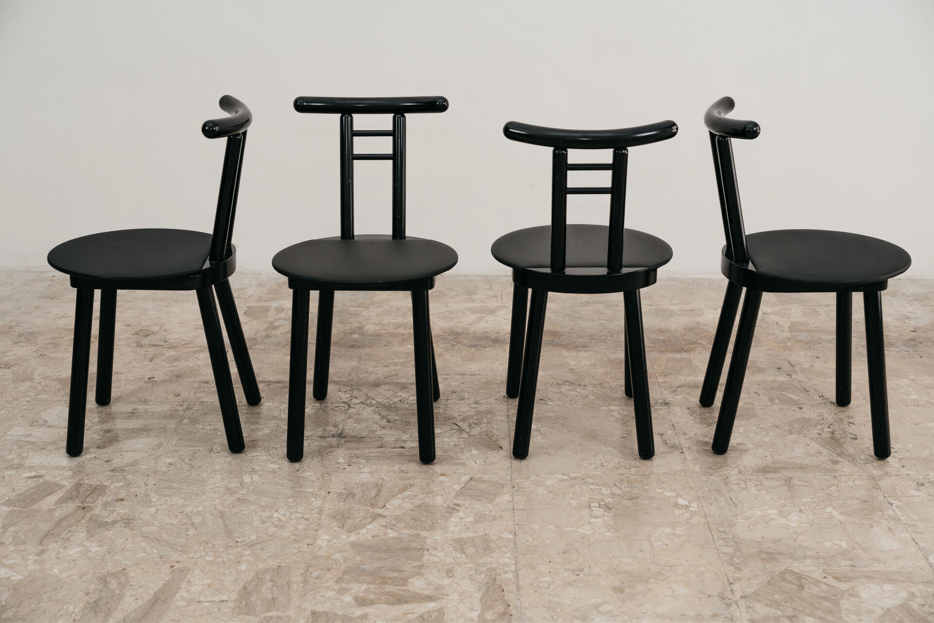 Set of 4 postmodern chairs in Italian Memphis design from the 1980s.