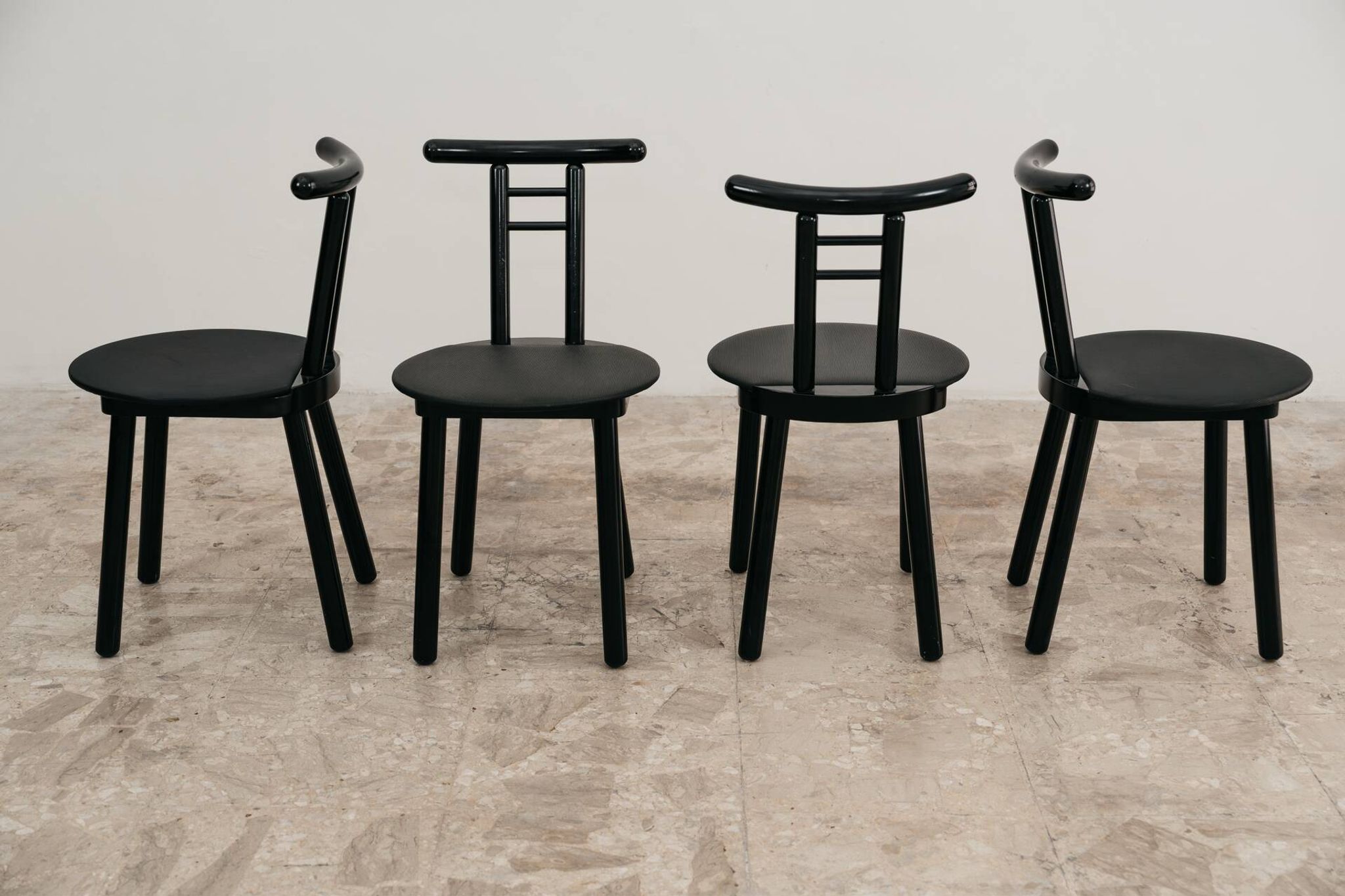 Ensemble de 4 chaises style postmoderne Memphis design italien années 1980.
