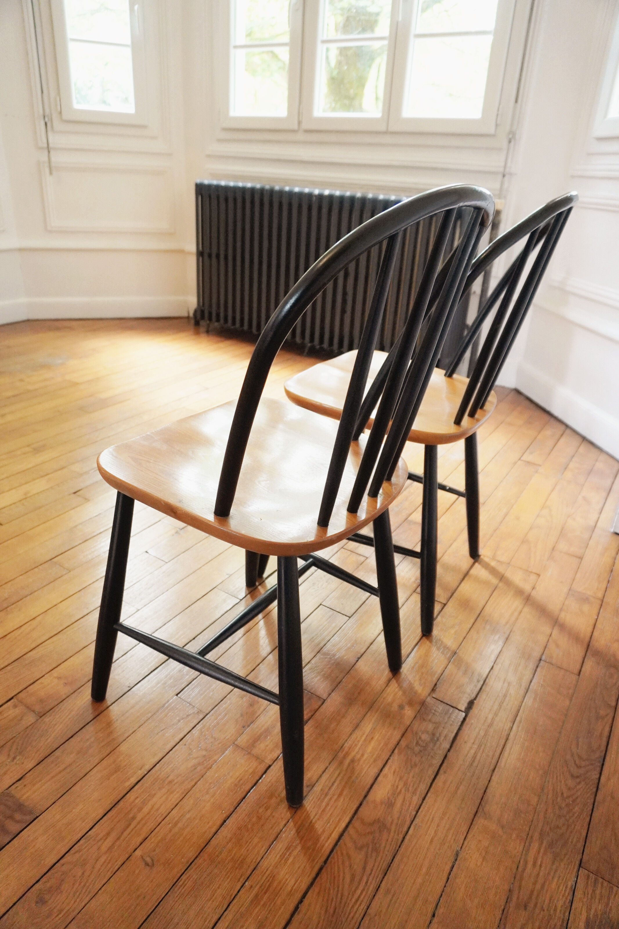 Suite of 2 scandinavian chairs