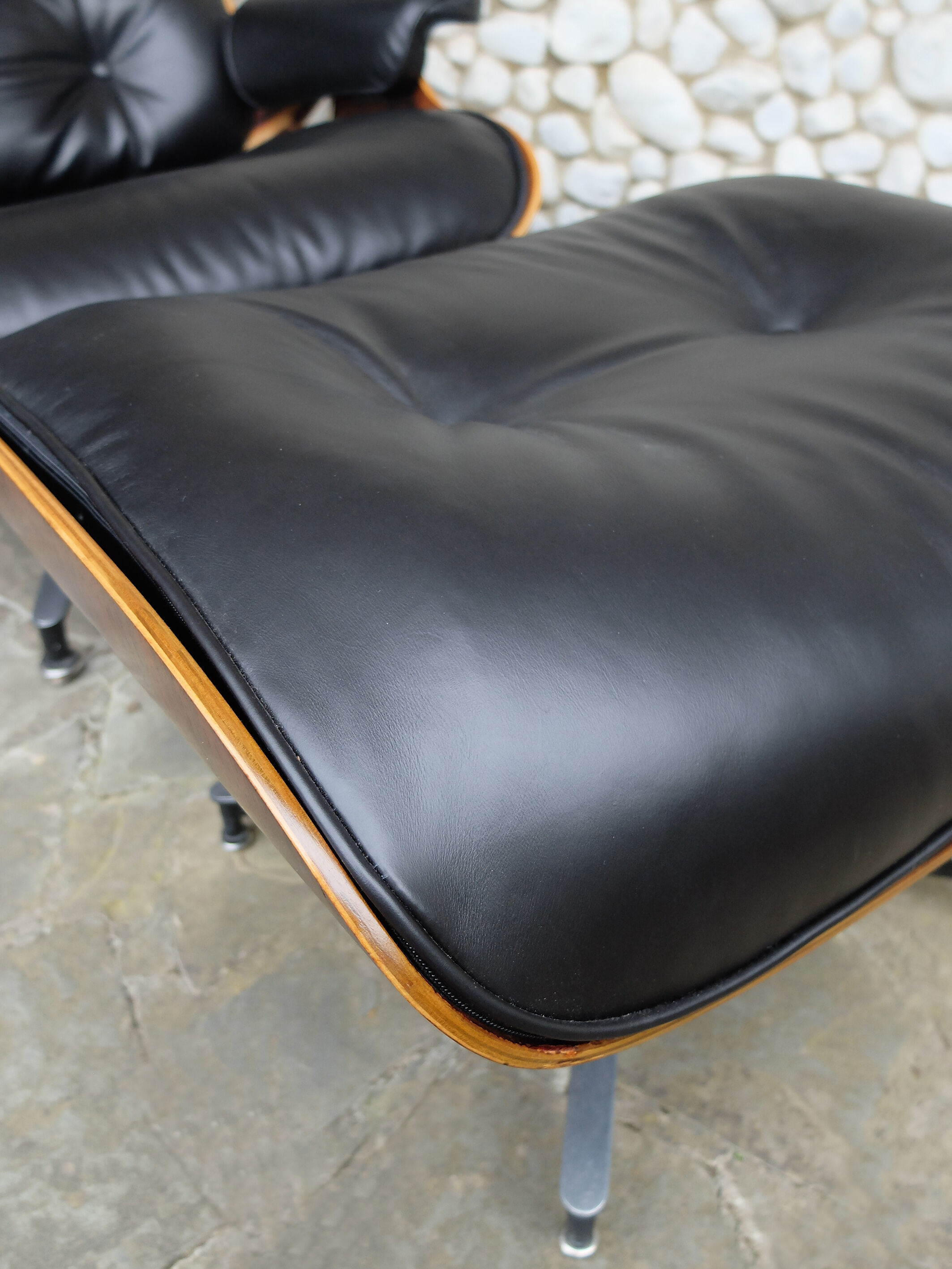 Lounge Chair & ottoman by Charles & Ray Eames edition Herman Miller
