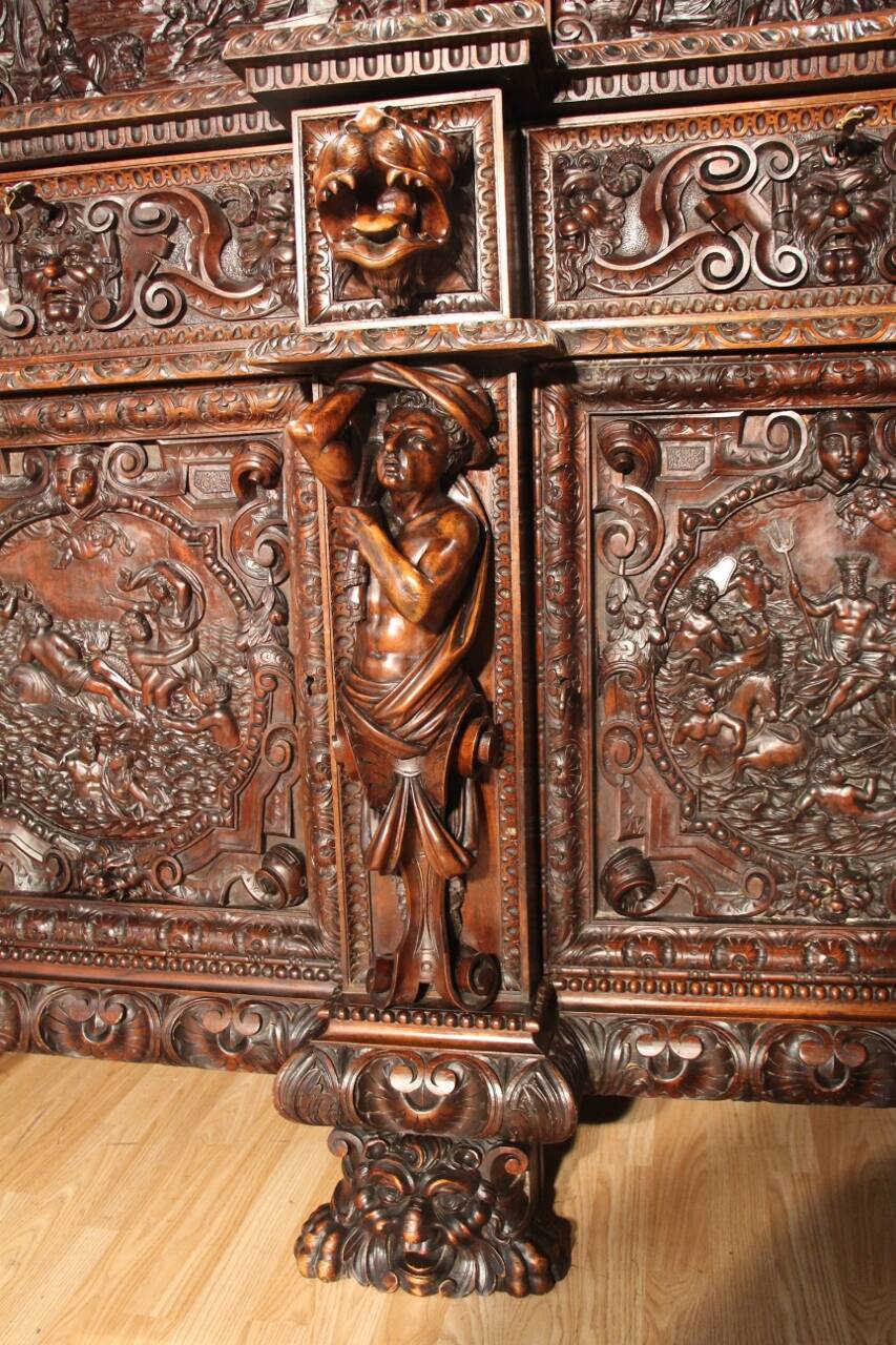 Important Renaissance-style walnut buffet from the 19th century.