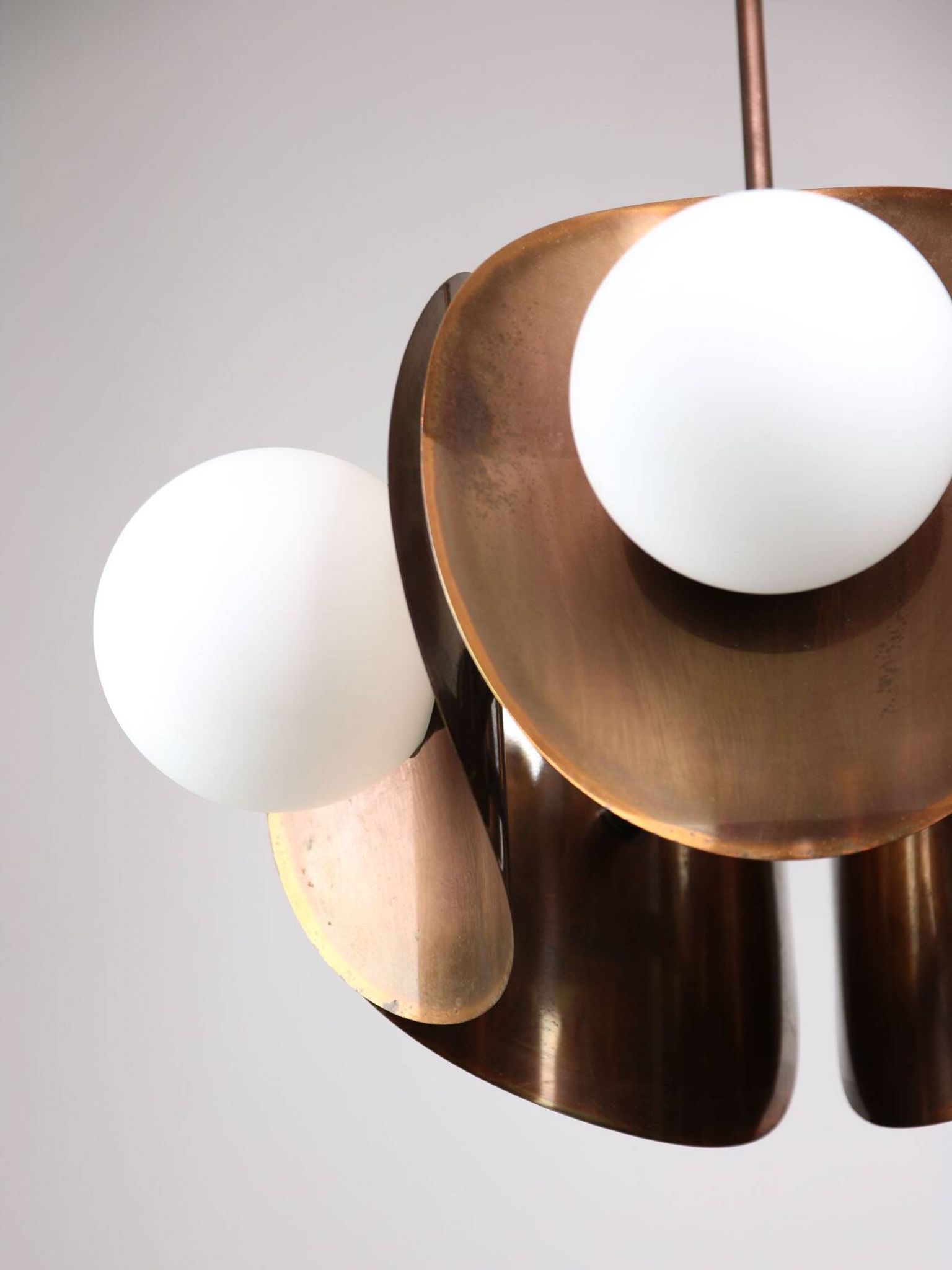Lustre italien vintage en cuivre et opaline, années 70