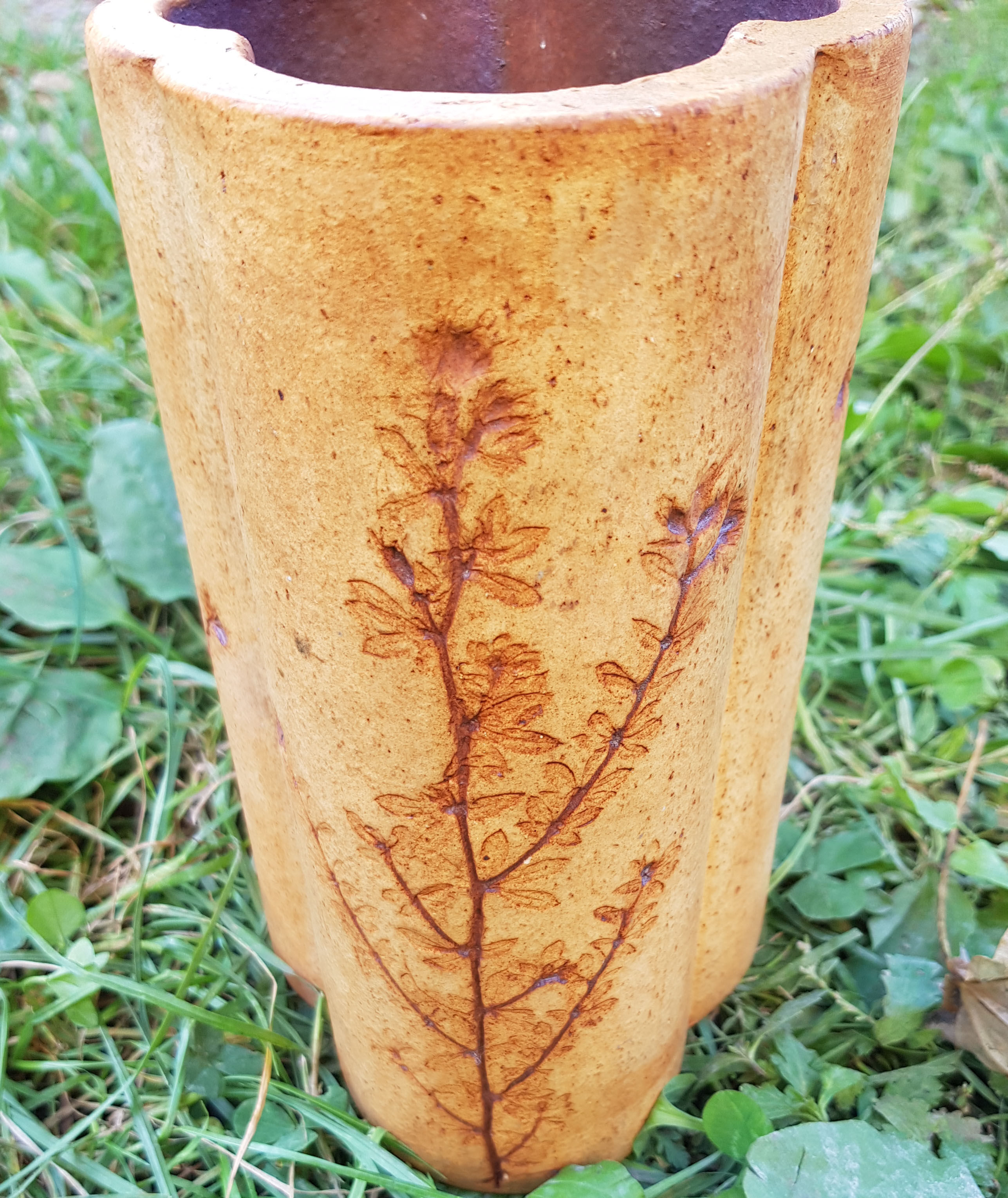Trilobed vase herbarium motif, sandstone, signed Raymonde Leduc (Vallauris, 60s)