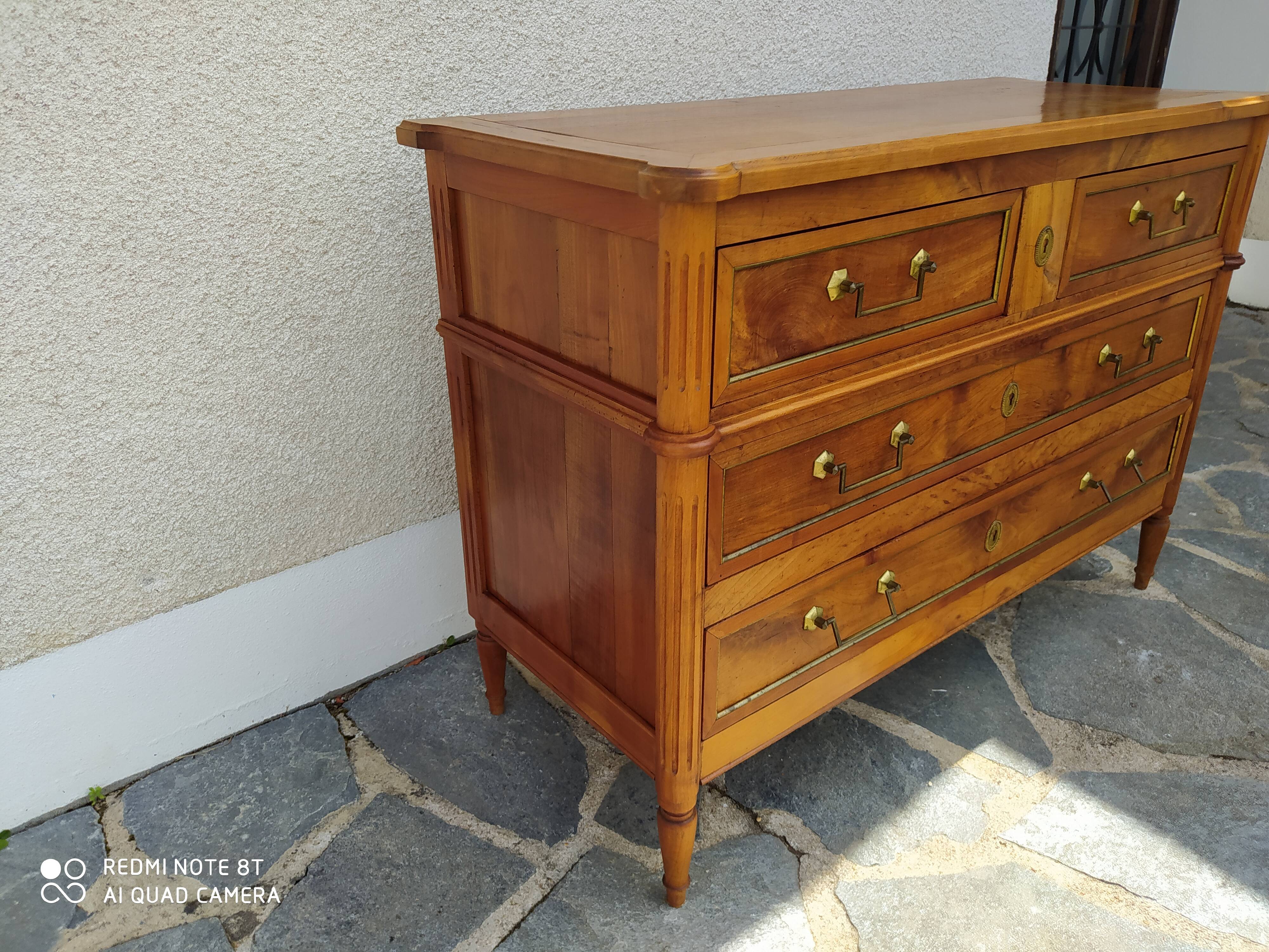 Commode en noyer de style Louis XVI