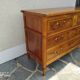 Commode en noyer de style Louis XVI