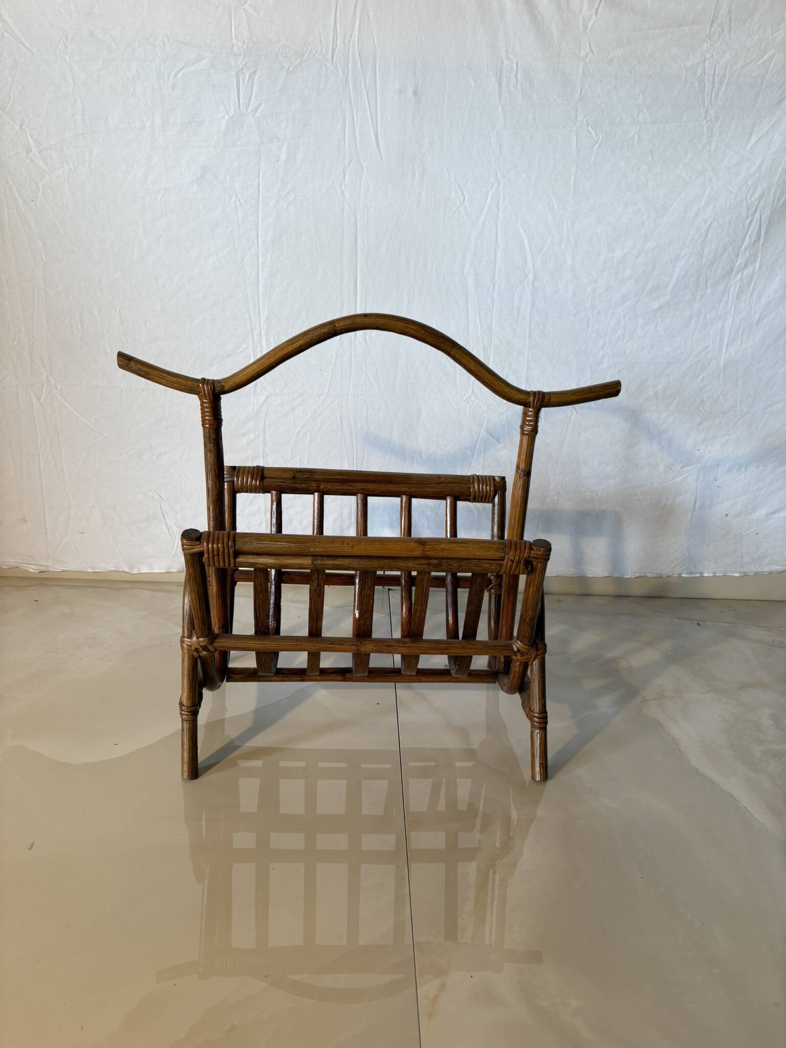 Vintage rattan magazine rack – natural curves and bohemian spirit