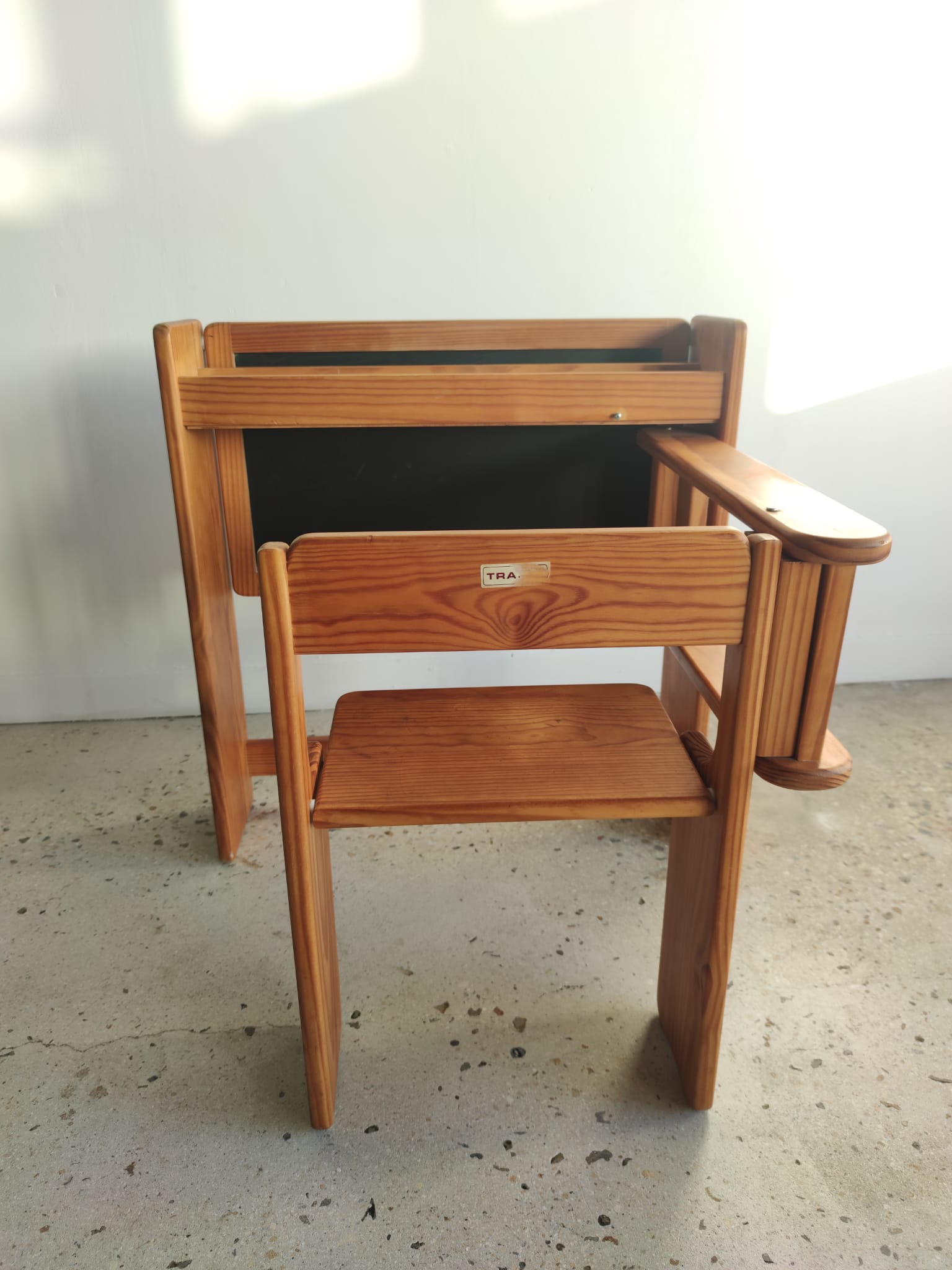 Foldable pine children's desk