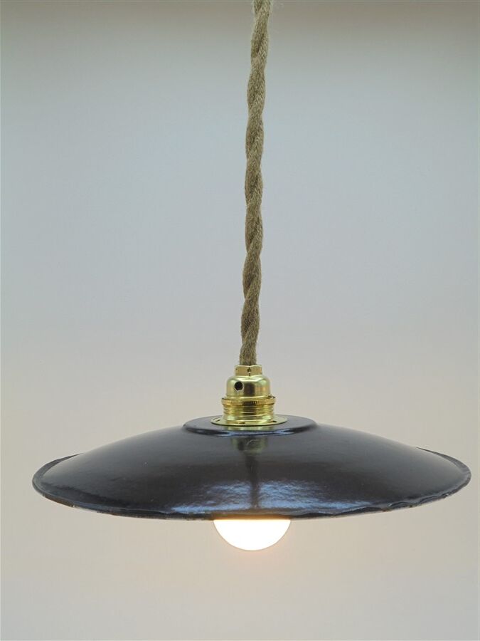 Pair of enamelled sheet metal suspensions