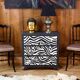 Commode restaurée avec tapisserie zébrée 20ème siècle