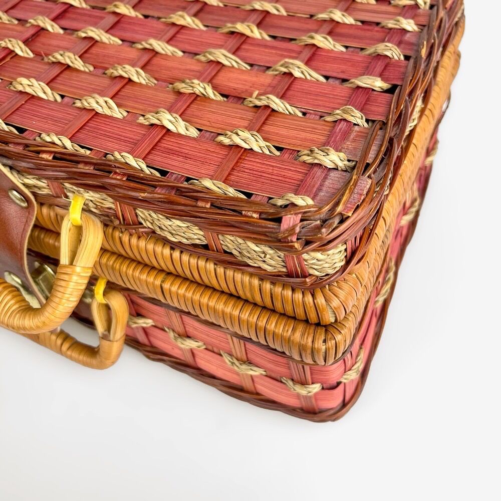 Vintage pink case in braided wicker and rope