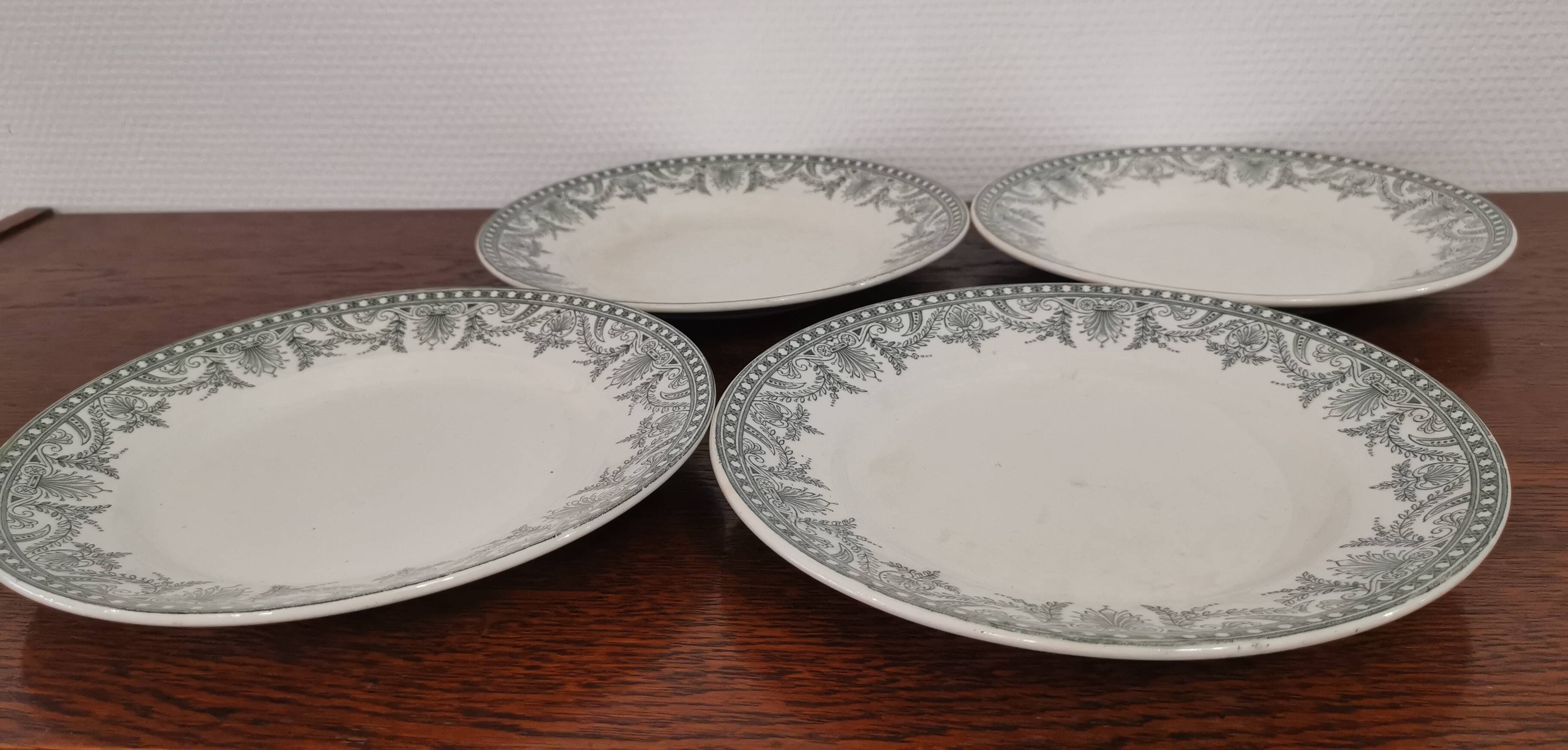 Set of 4 flat plates Terre de Fer Moulin des loups and WILBUR hamages
