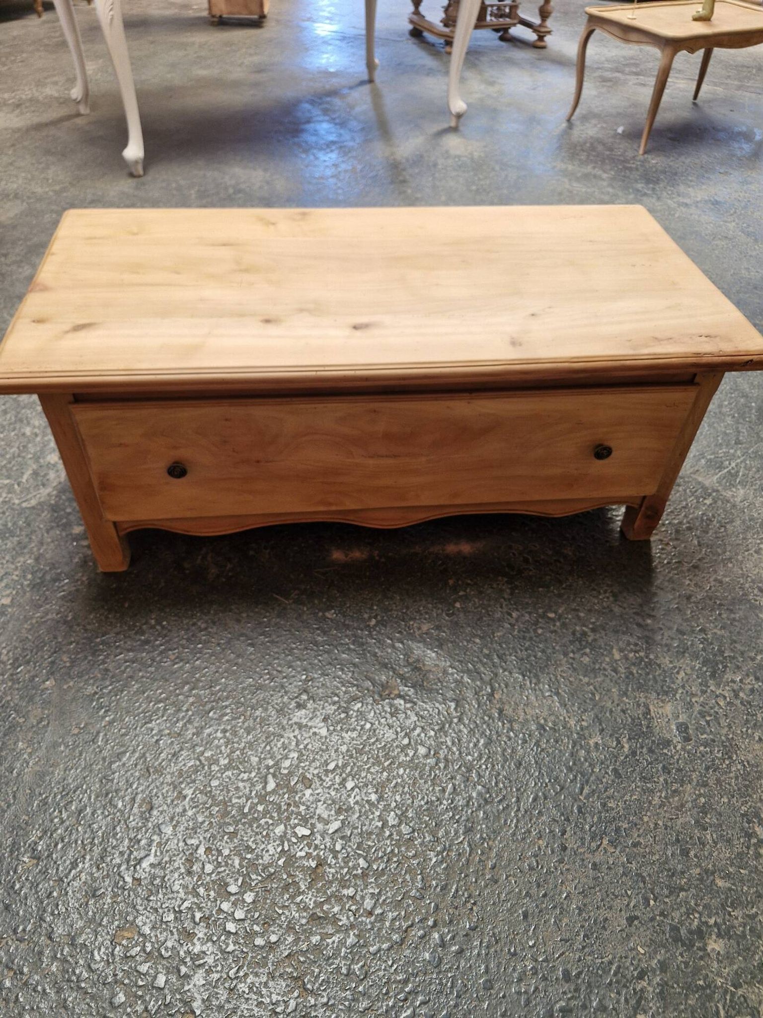 Aerogommer coffee table