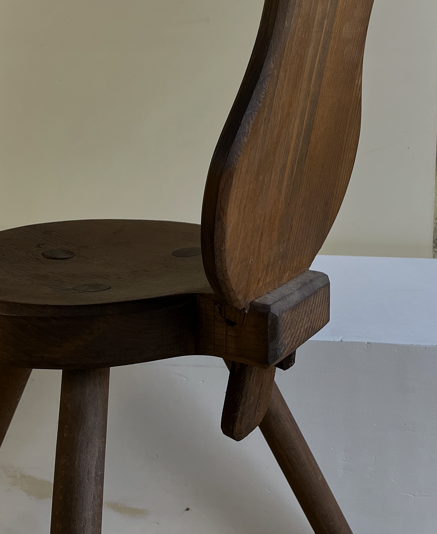 Tripod brutalist chair