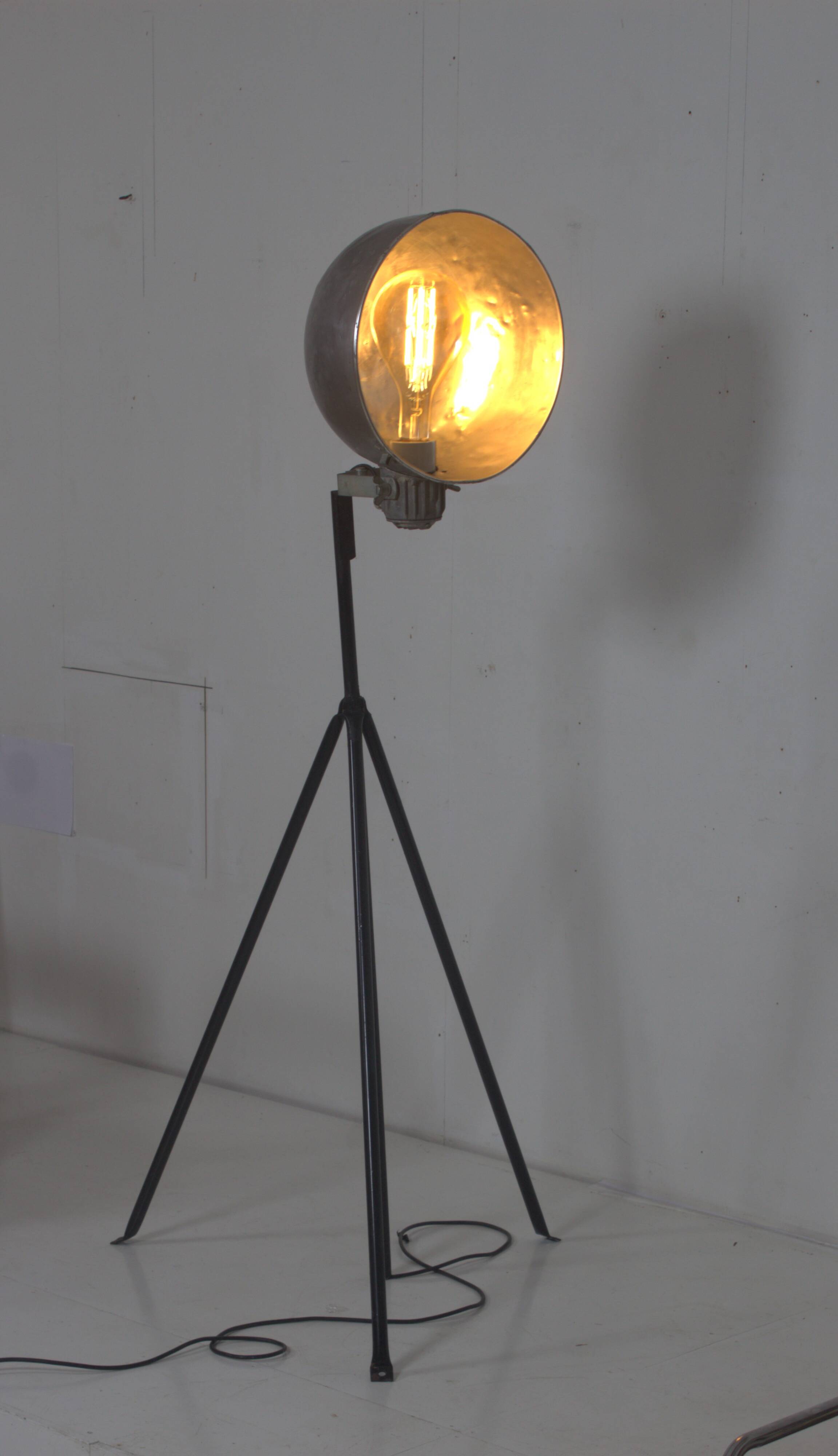 Industrial lamp with adjustable aluminum lampshade