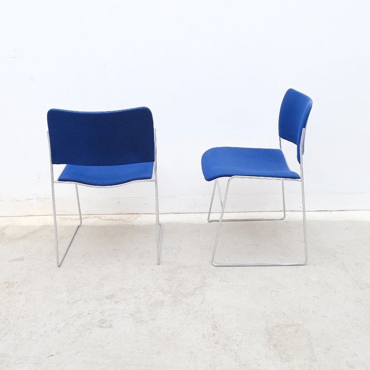 Pair of “4/40” stacking chairs by David Rowland for Howe (USA)