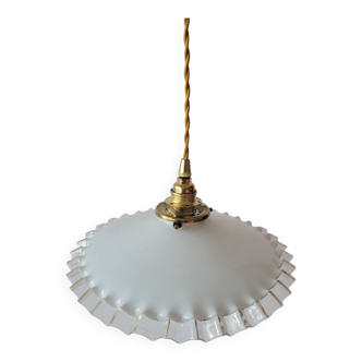 Suspension en opaline dentelée