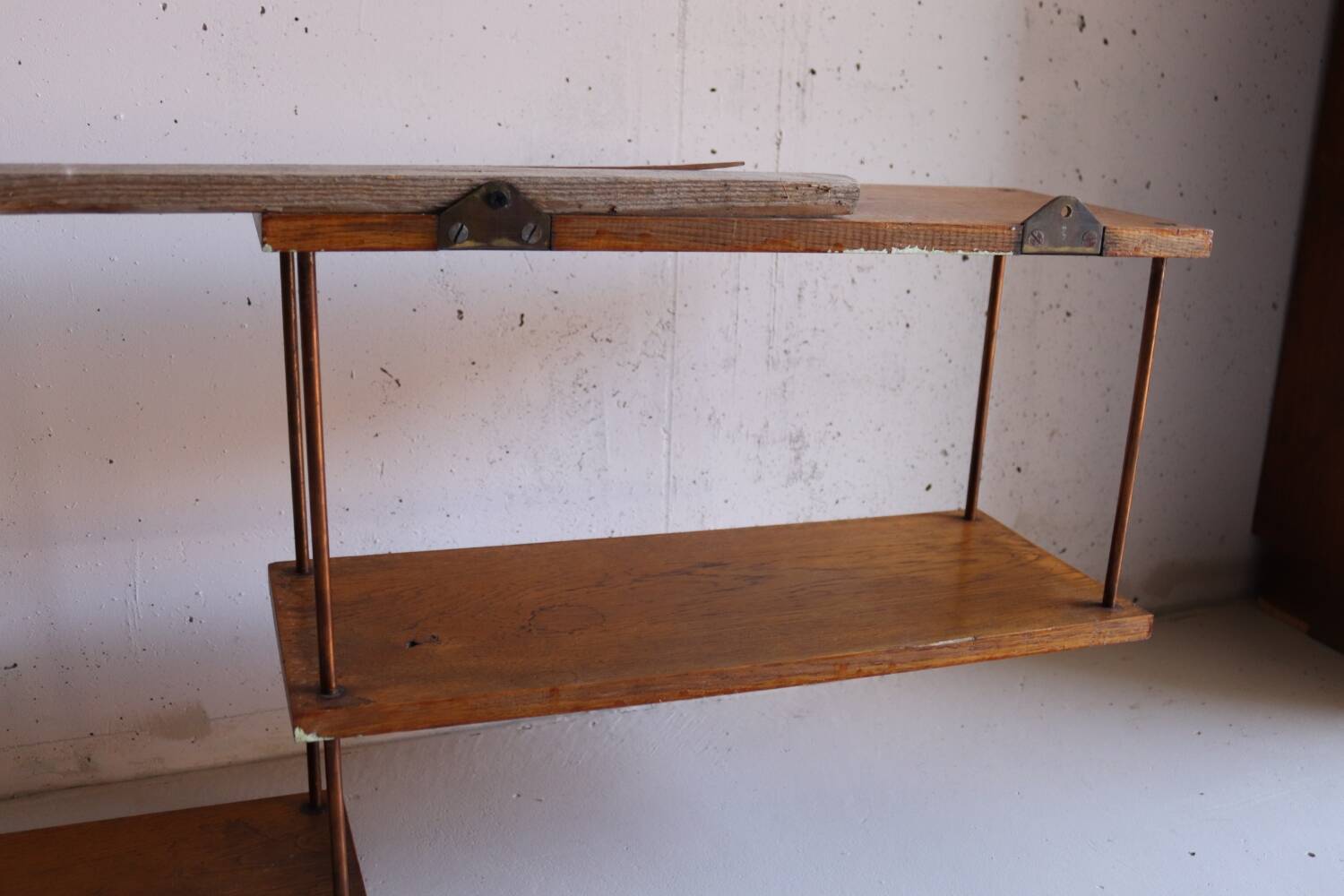 Wall shelf in oak and copper from the 50s