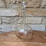 Ancienne carafe ronde en verre ciselé avec bouchon
