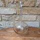 Ancienne carafe ronde en verre ciselé avec bouchon